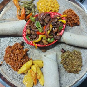 מסעדת אביסיניה מסעדה אתיופית עם מגוון של אוכל טבעוני ,צימחוני ובשרי, אוכל מזין טרי וטעים אוכל אתיופי ,אוכל בריא